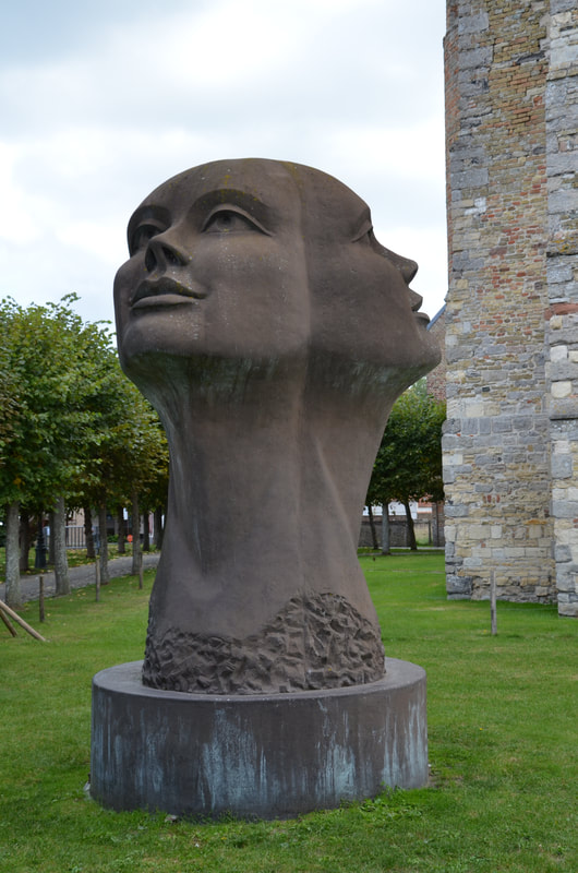 Escultura frente a la Iglesia de Nuestra Señora de Damme. Bélgica. 