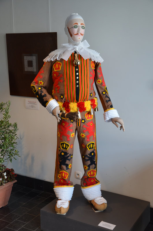 Un disfraz usado por los participantes del carnaval de Binche. Bélgica. 