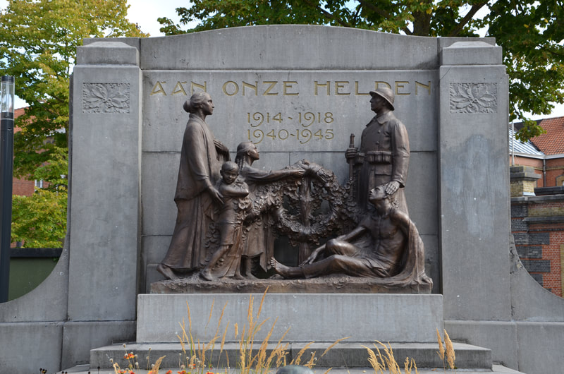 Monumento a los caídos en frente de la Iglesia de St. Giles en Dendermonde. Bélgica. 