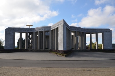Monumento en la colina de Mardasson en Bastogne. Bélgica. 