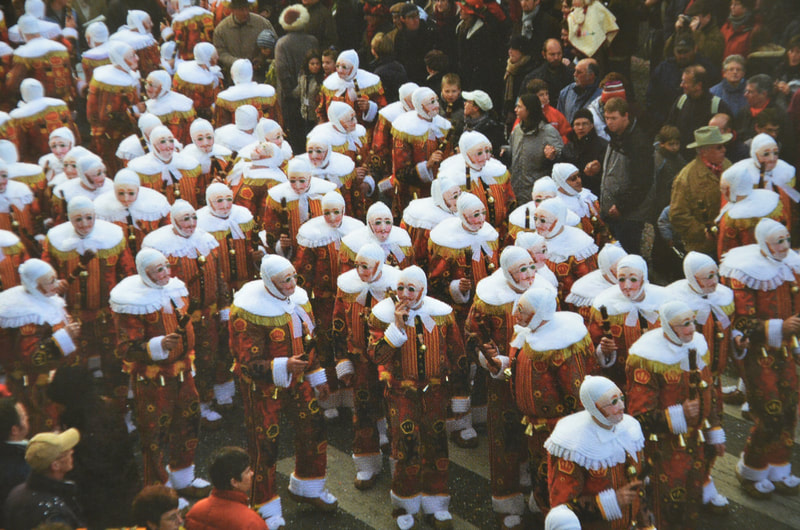 Los personajes de Gilles durante el Carnaval de Binche. Bélgica. Foto: www.empain.net. 