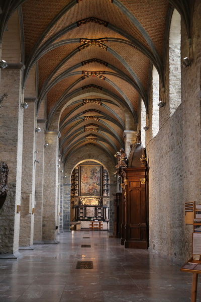 Wnętrze kolegiaty św. Gertrudy w Nivelles. Belgia. 