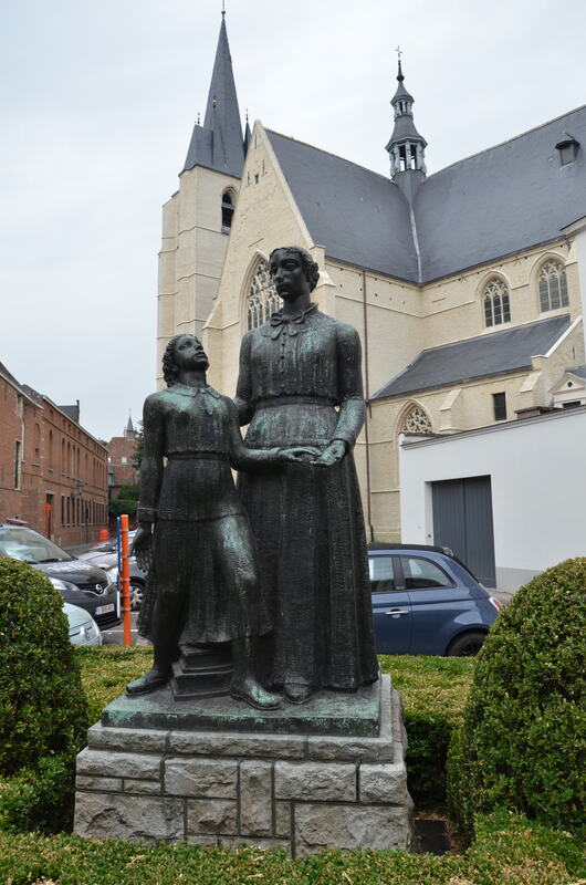W tle kościół św. Jana w Mechelen. Belgia.