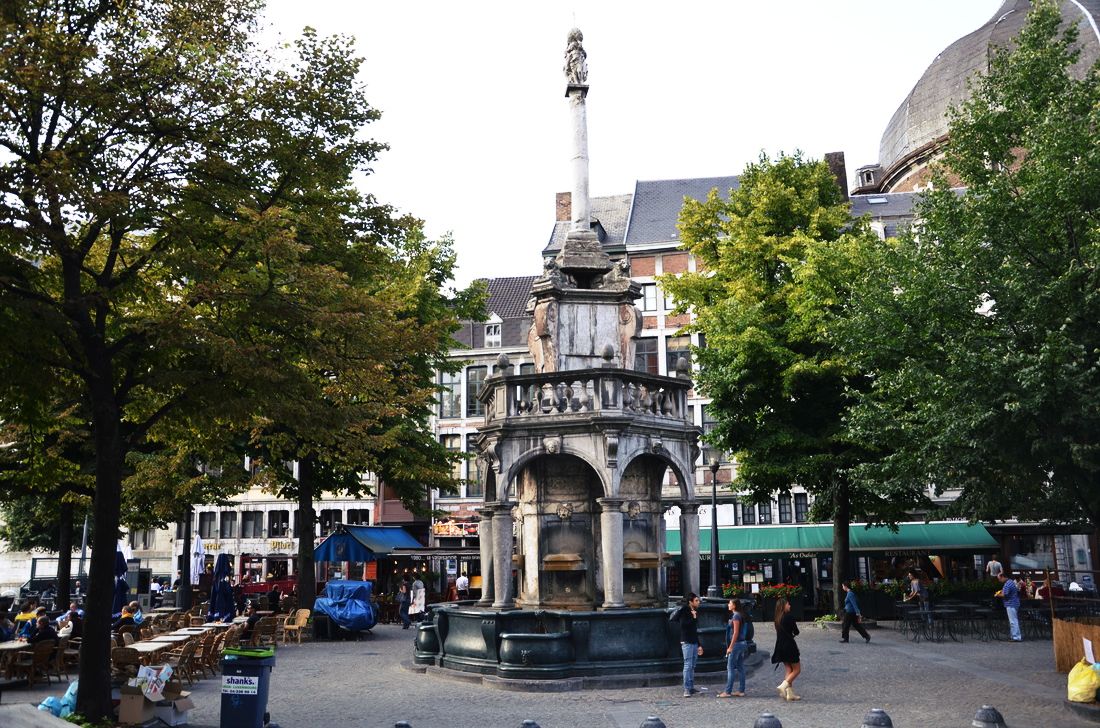 La fuente en Lieja, que en el pasado era un símbolo del obispo y ahora un símbolo de Lieja. Bélgica. 