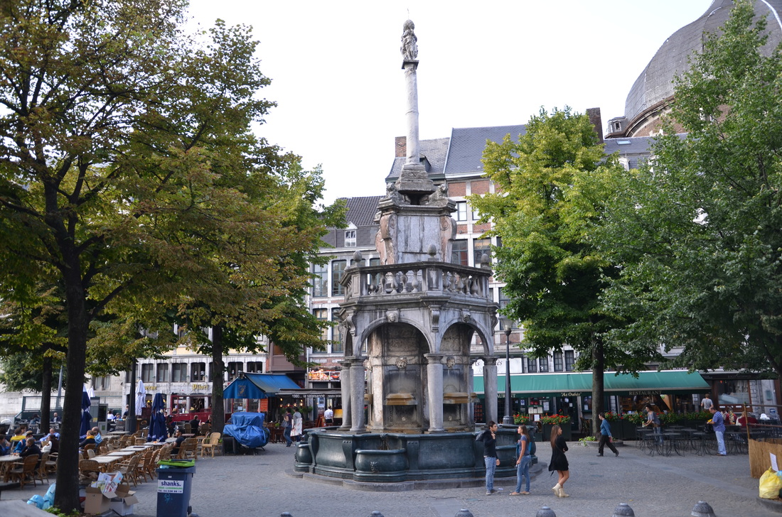 La fuente en Lieja, que en el pasado era un símbolo del obispo y ahora un símbolo de Lieja. Bélgica. 