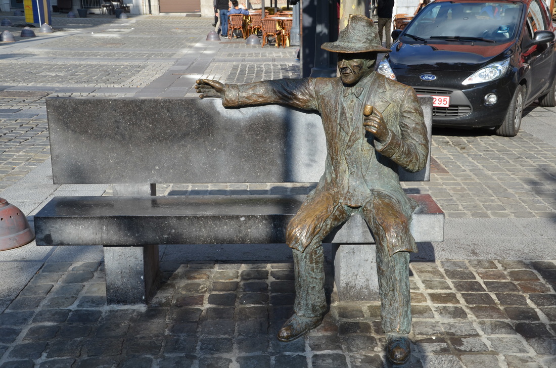 Un monumento en forma de banco, en el que se sienta el famoso escritor del crimen Georges Simenon. Lieja, Bélgica. 