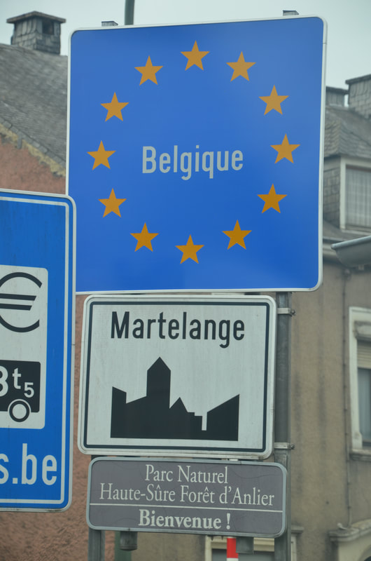 Martelange. Belgia/Luksemburg. Stacje paliw na granicy. 
