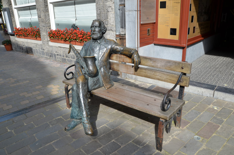 Estatua de Adolf Sax en Dinant. Bélgica. 