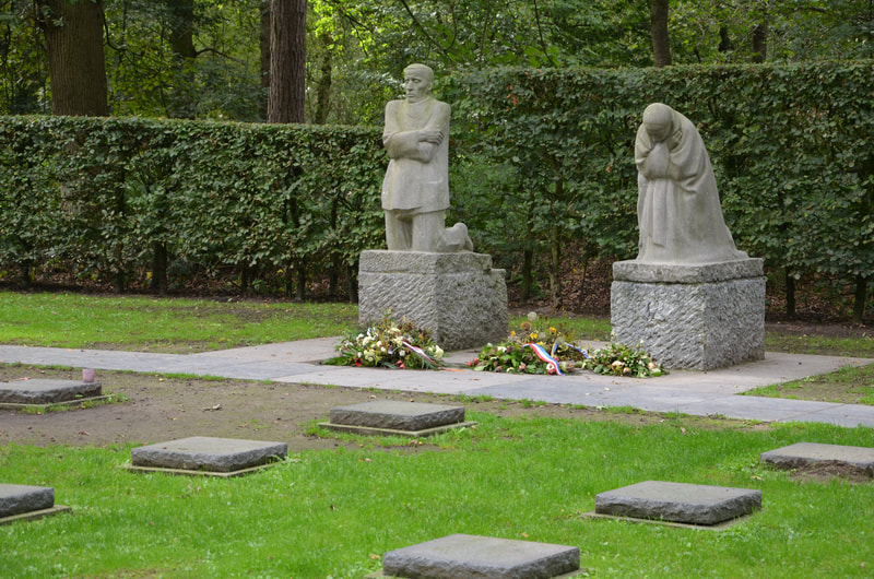 Niemiecki cmentarz wojenny Vladslo.  Rzeźba zasmuceni rodzice autorstwa Käthe Kollwitz 
