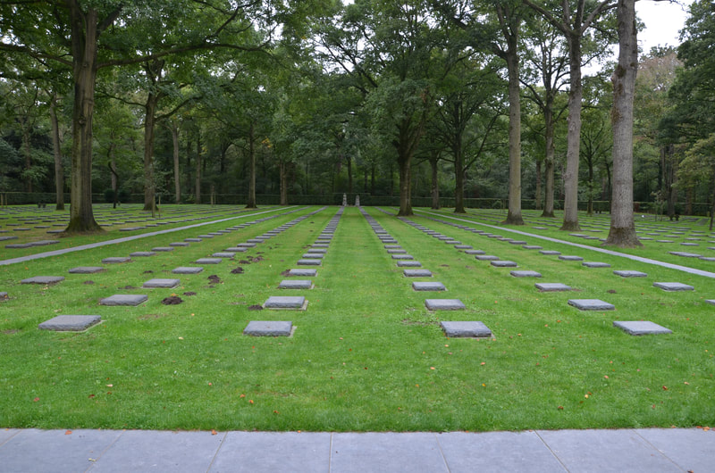 Niemiecki cmentarz
wojenny Vladslo koło Duksmuide, Belgia.