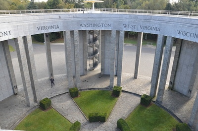 Monumento en la colina de Mardasson en Bastogne. Bélgica. 