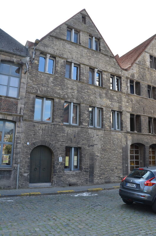 Przy ulicy Rue Barre Saint Brice stoją dwa wspaniałe budynki  w stylu romańskim. Wybudowano je w latach 1175 - 1200. 