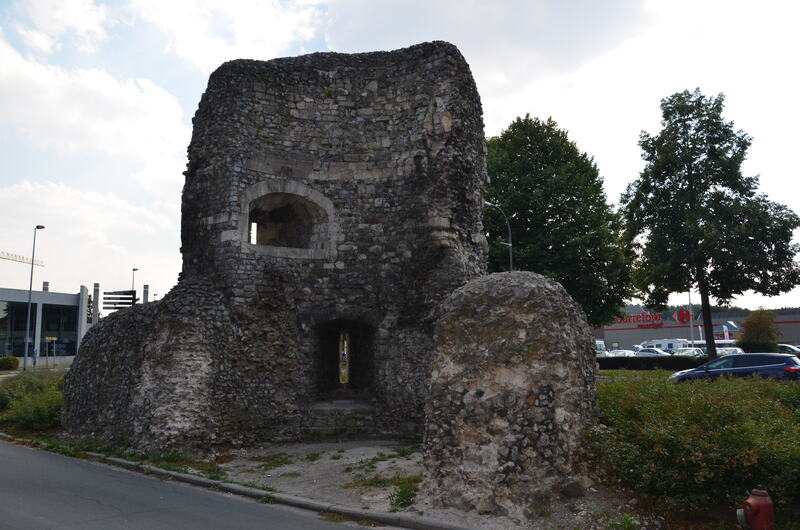 Wieża Velinx wybudowana w Tongeren jako część średniowiecznych murów obronnych. Belgia. 