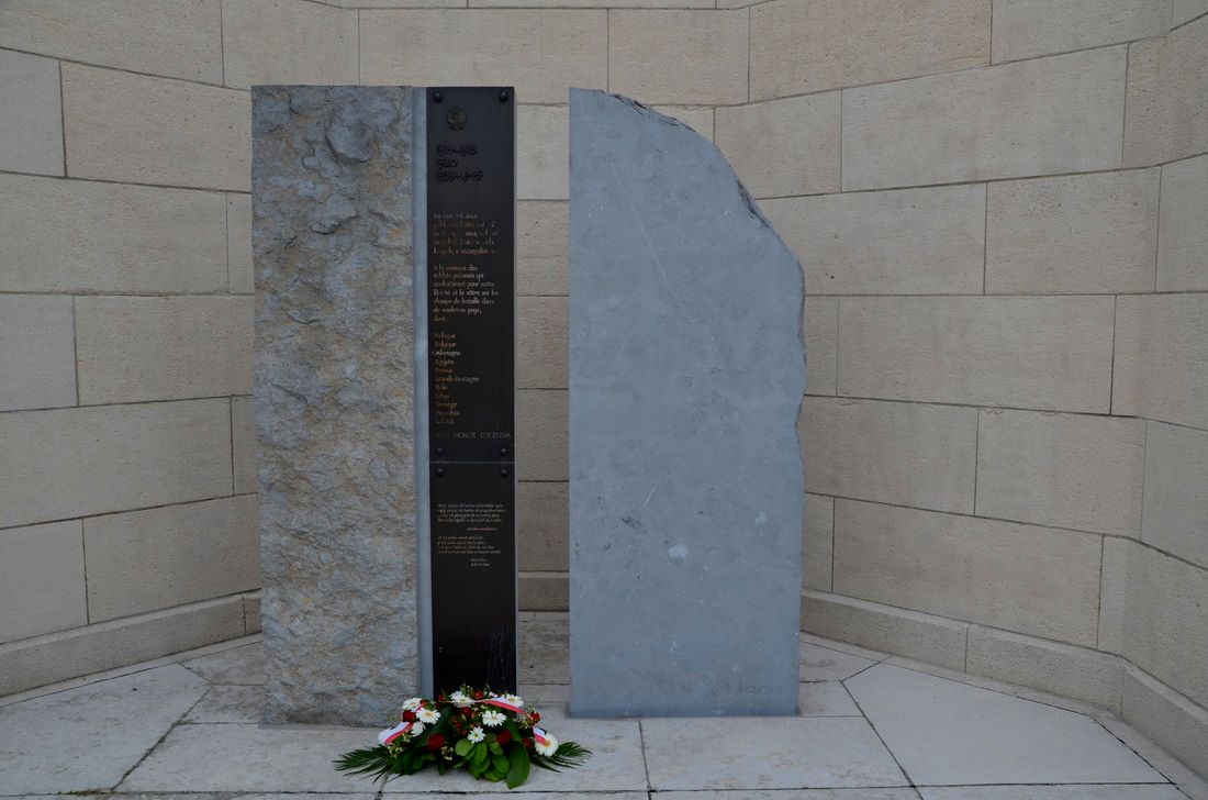 Un monumento dedicado a los soldados polacos que cayeron en los frentes de la Segunda Guerra Mundial. Lieja, Bélgica. 