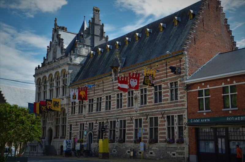 Ayuntamiento y sala de telas en Zoutleeuw en Bélgica. 
