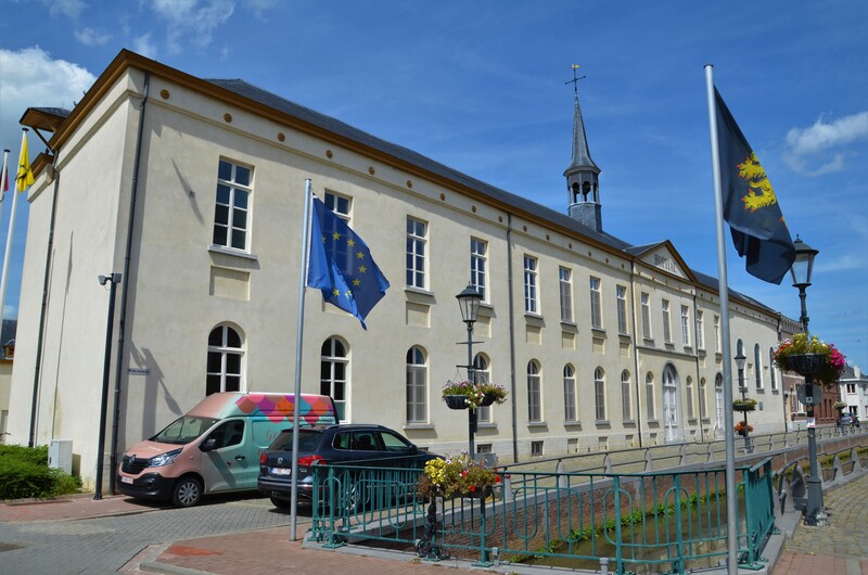 El complejo anteriormente propiedad de la Congregación de las Hermanas de la Misericordia de St. Vicente de Paúl. Ciudad Zoutleeuw en Bélgica. 