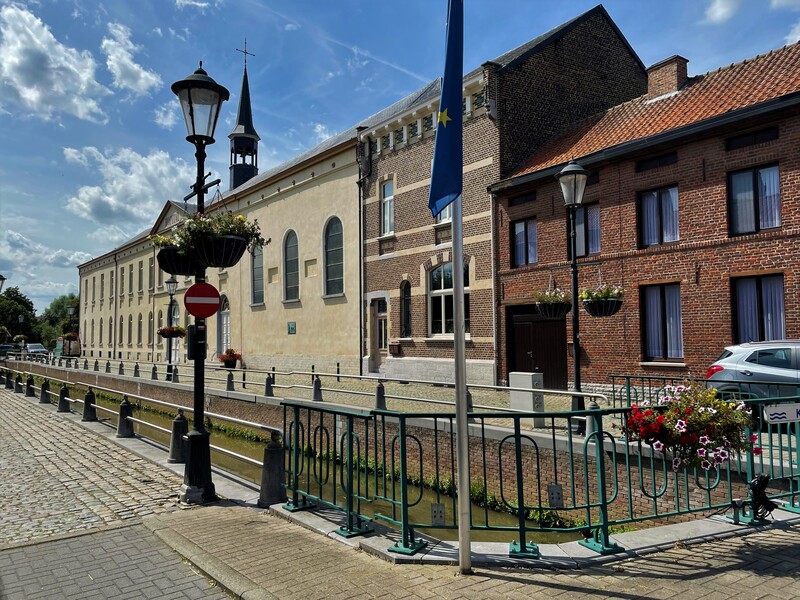 El complejo anteriormente propiedad de la Congregación de las Hermanas de la Misericordia de St. Vicente de Paúl. Ciudad Zoutleeuw en Bélgica. 